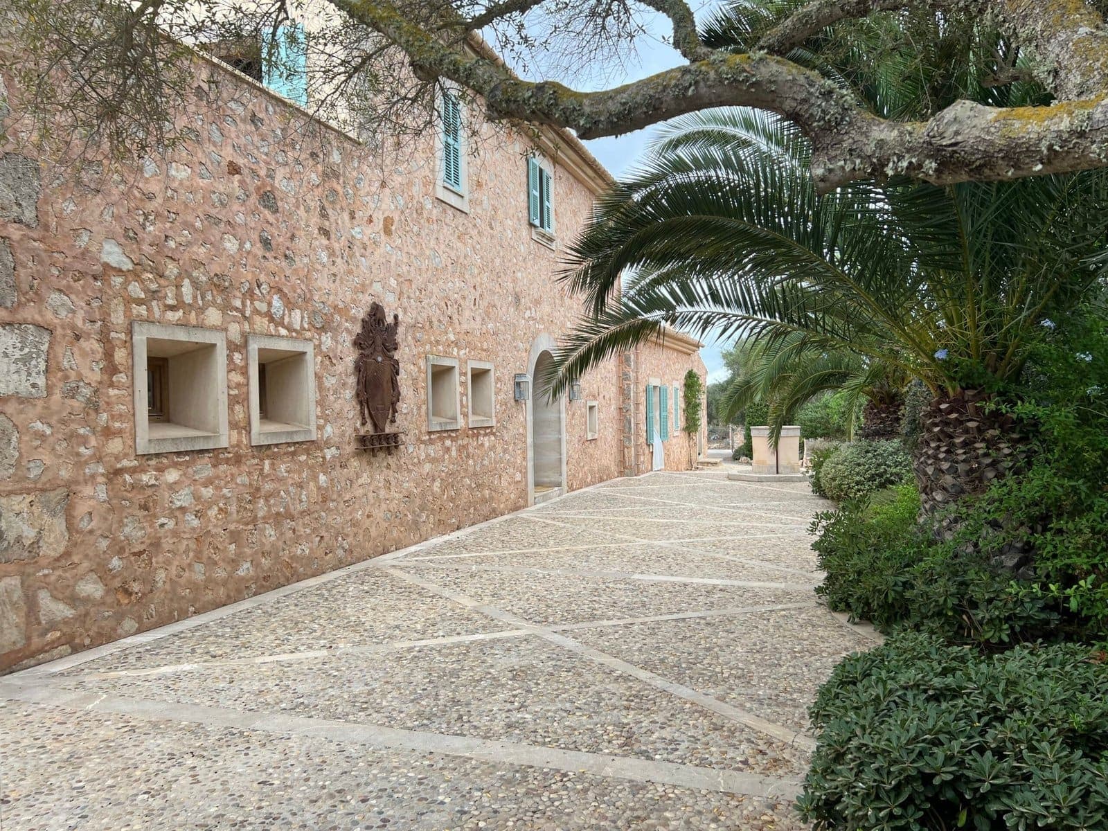 Jardín mediterráneo en Santanyí atendido por TerraLuxe Gardens en el sur de Mallorca