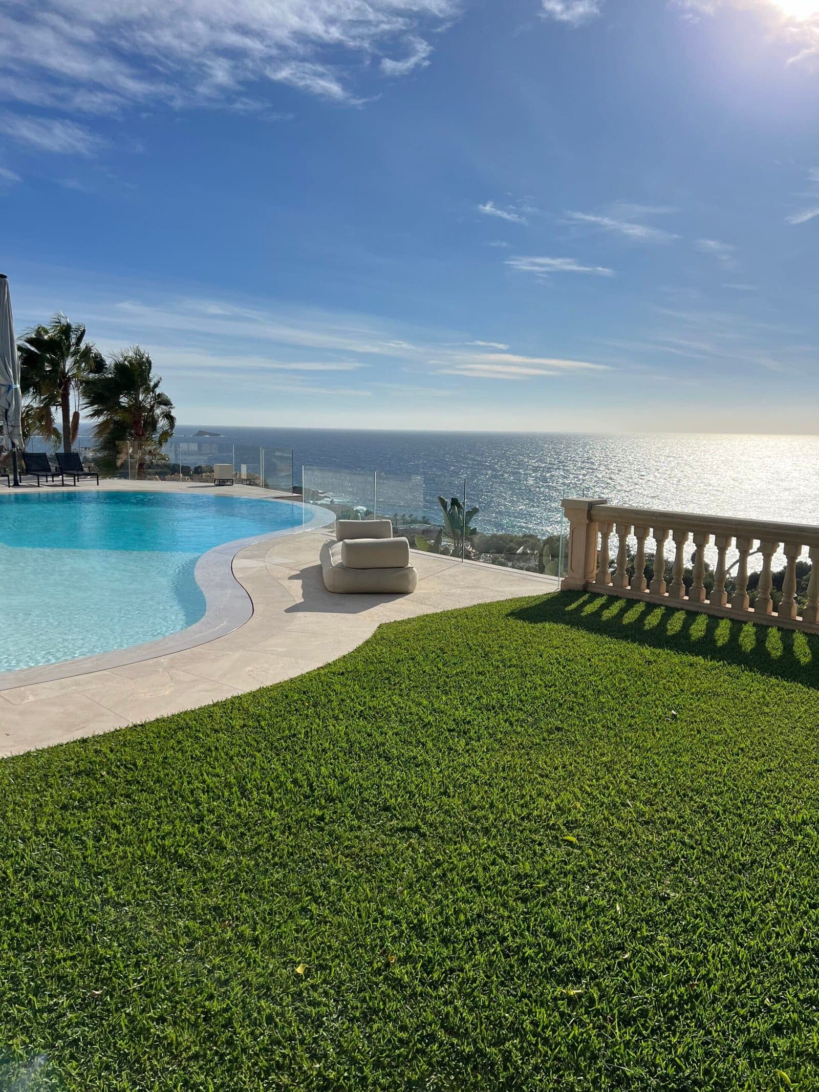 Jardinero de TerraLuxe Gardens en mantenimiento silencioso de un jardín de villa en Mallorca